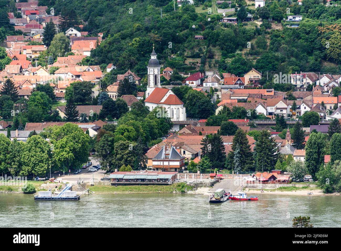 Nagymaros (in tedesco: Großmarosch, in slovacco: Veľká Maruša) è una città della contea di Pest, in Ungheria. Foto Stock