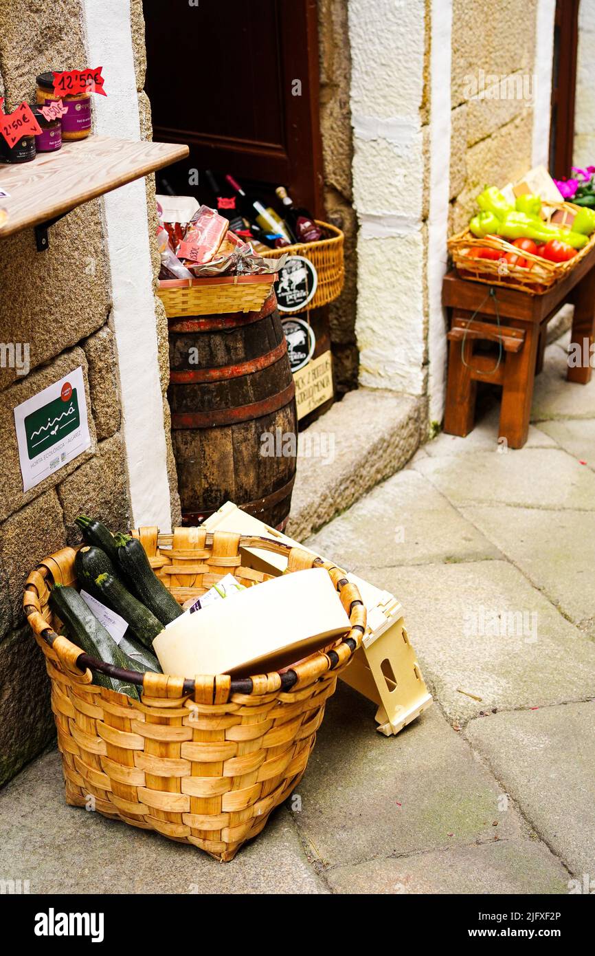 Negozio di alimentari rurale con verdure in barile e cestini in Allariz, Galizia, Spagna Foto Stock