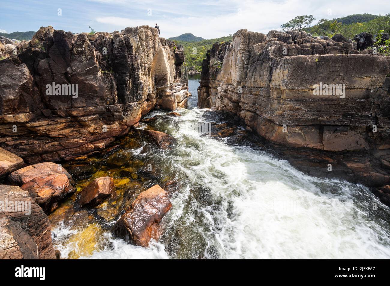 Splendida vista sul grande canyon roccioso e sul fiume cerrado Foto Stock