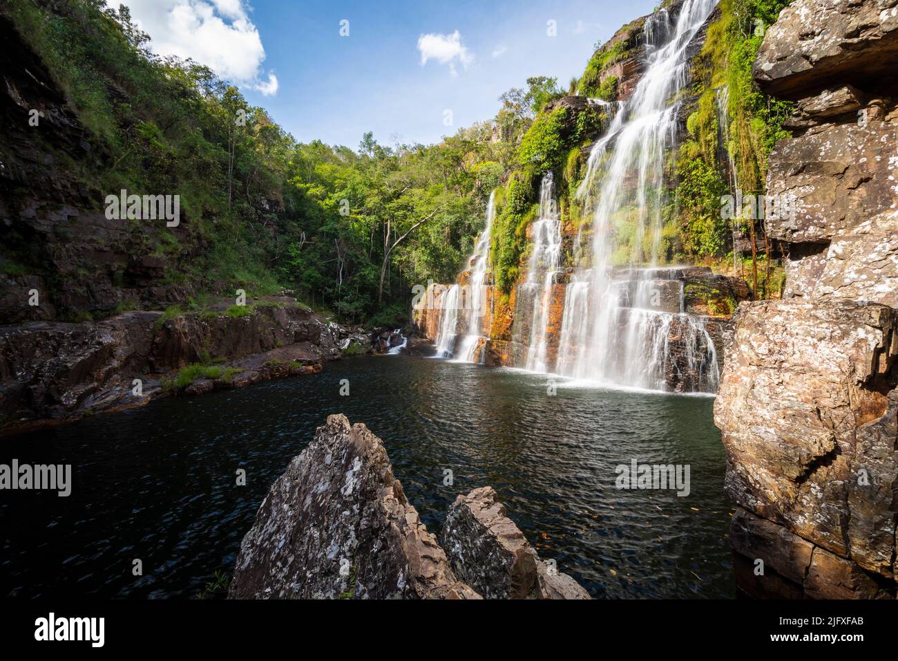 Splendida vista sulla grande cascata rocciosa verde selvaggia Foto Stock