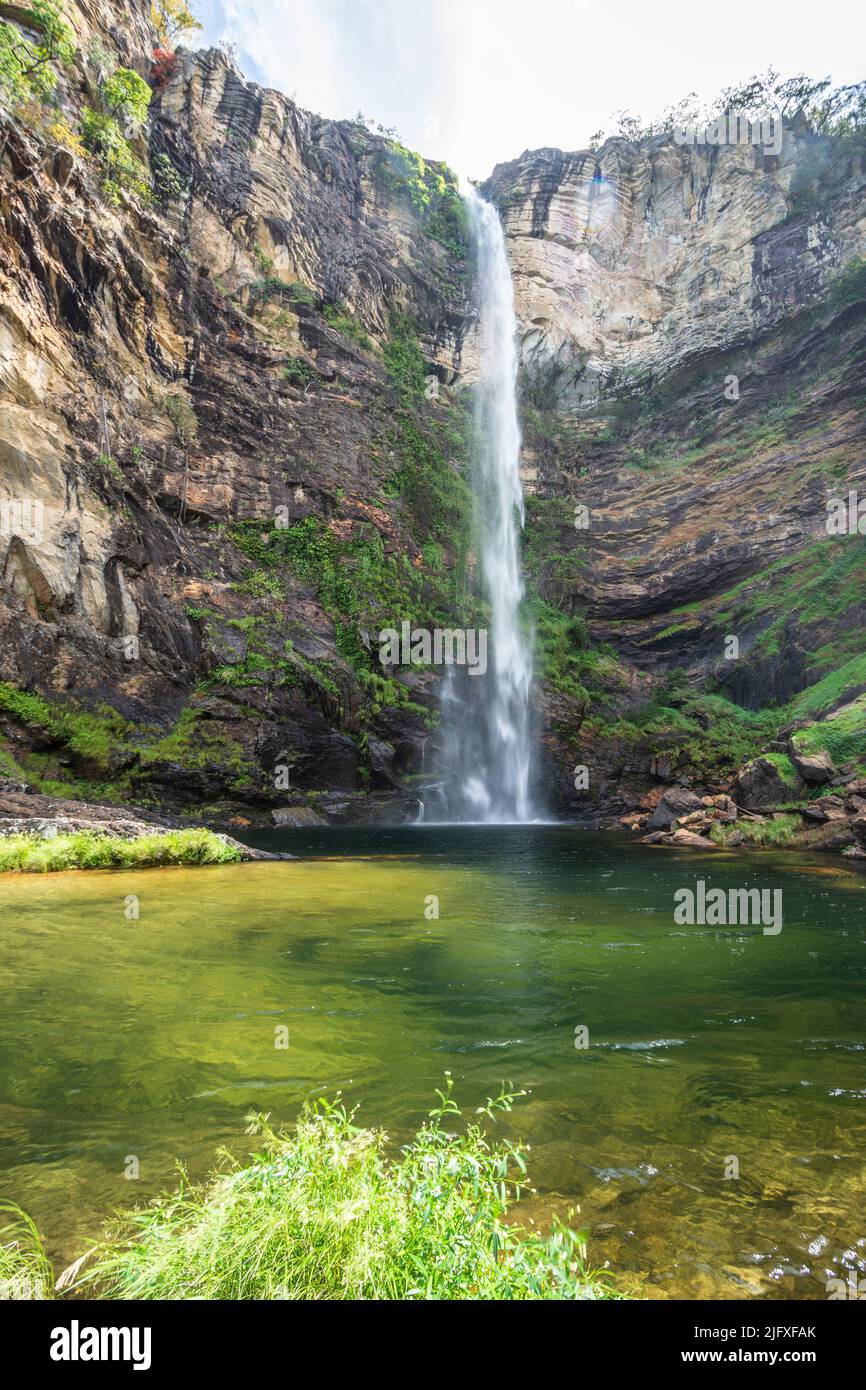 Splendida vista su una grande cascata verde selvaggia e pareti rocciose Foto Stock