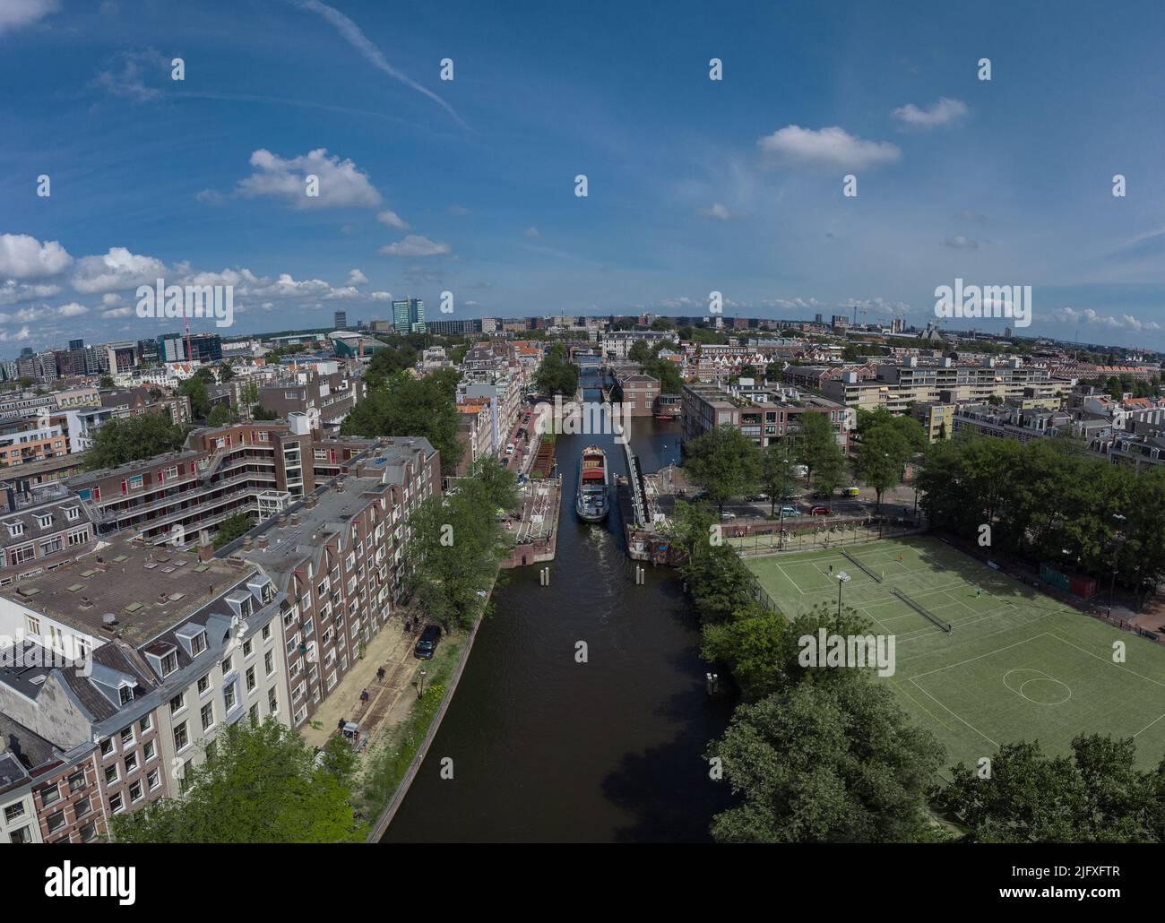 Veduta panoramica aerea di una nave che passa attraverso il ponte stradale nel canale di amsterdam. Spedire sotto il ponte aperto sul canale. Foto Stock