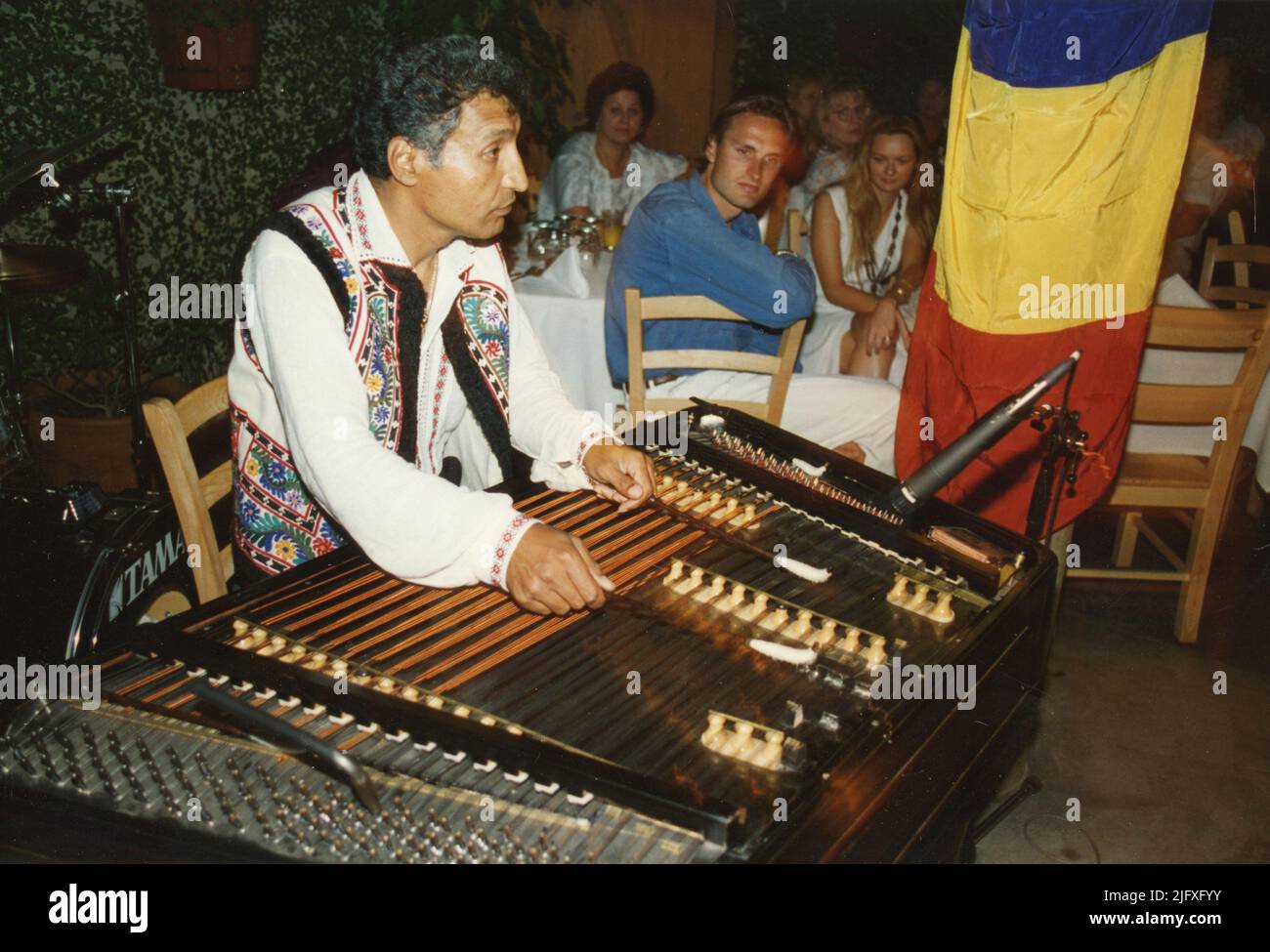 Los Angeles, CA, USA, circa 1991. L'artista rumeno-americano Nicolae Feraru si esibisce durante un evento. Foto Stock