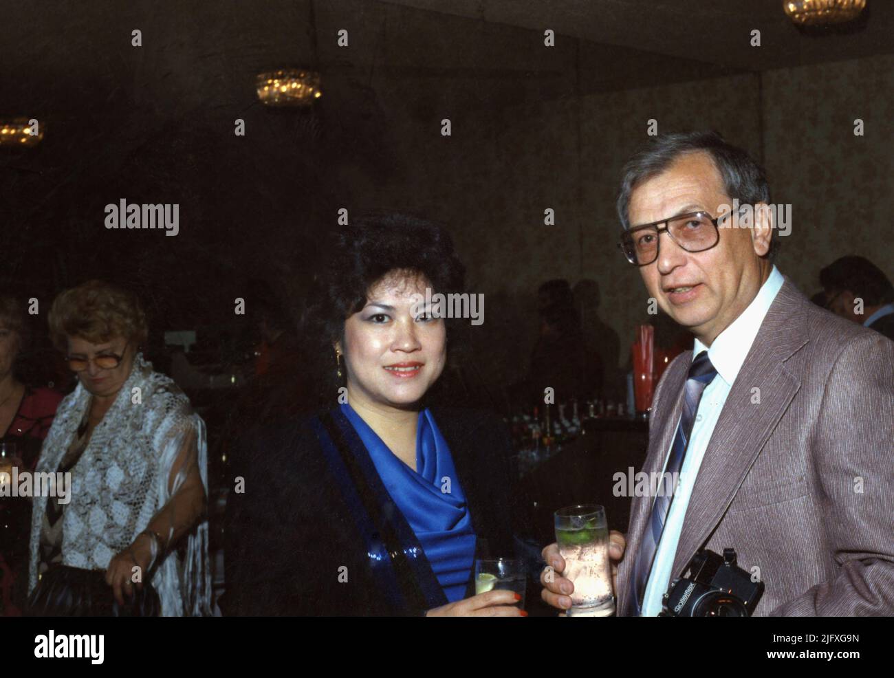 Los Angeles, CA, USA, circa 1986. Fotografo sportivo rumeno Paul Romoșan e moglie. Foto Stock