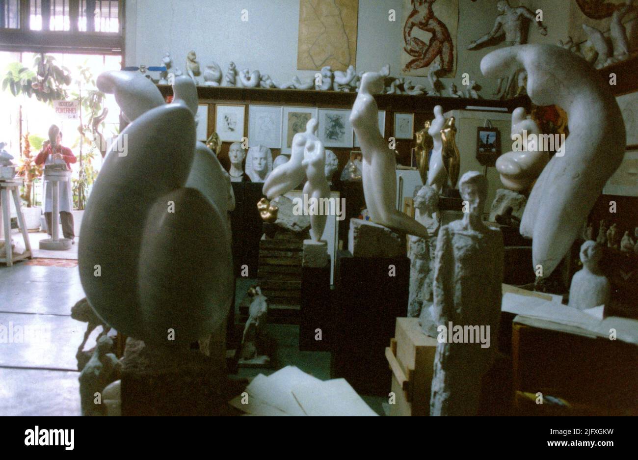 Bucarest, Romania, circa 1996. Il laboratorio dello scultore rumeno Marcel Guguianu. Foto Stock