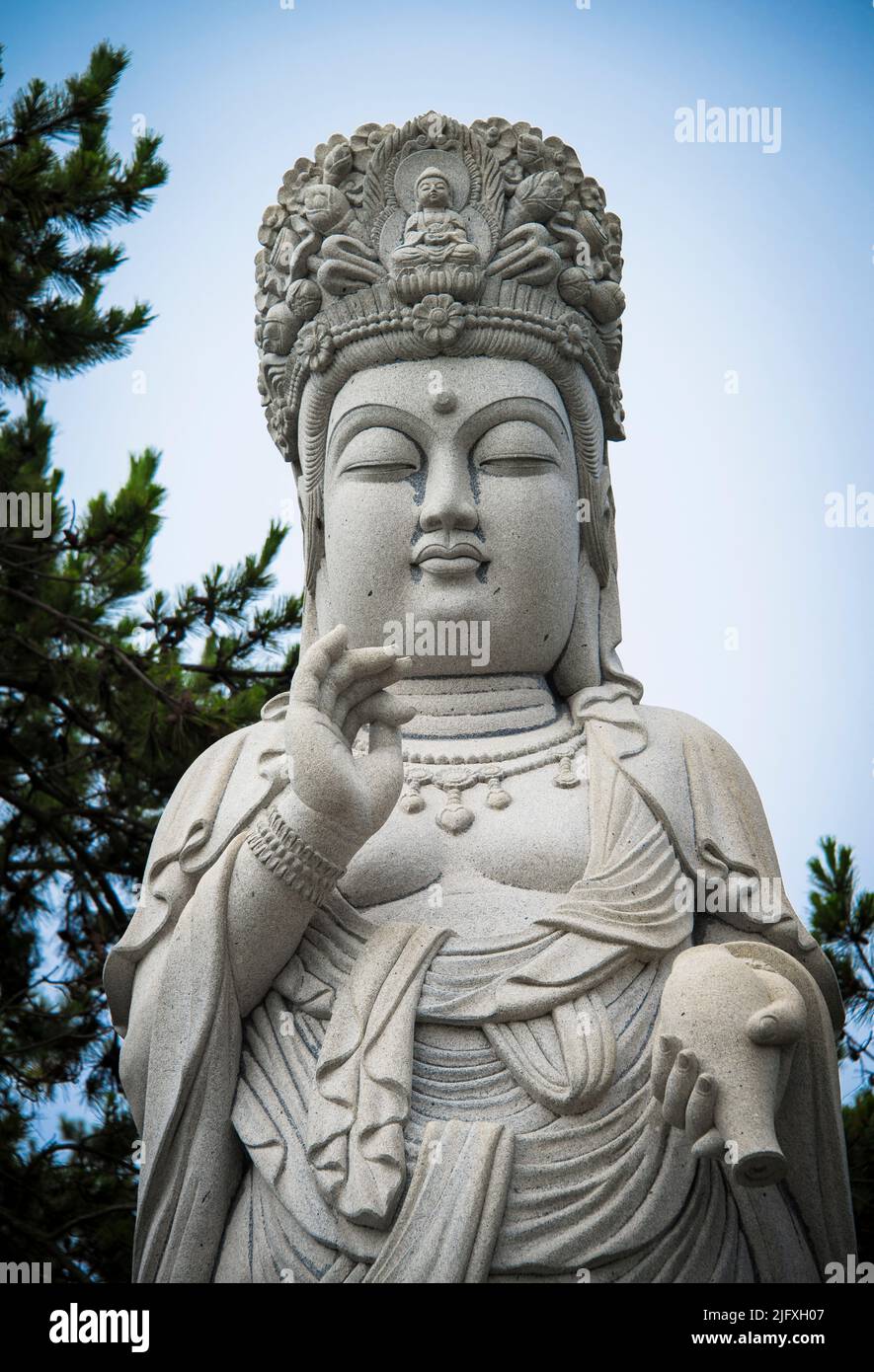 Un colpo verticale di statua di Buddha nel Tempio di Tsubosaka-dera a Takatori, Giappone Foto Stock