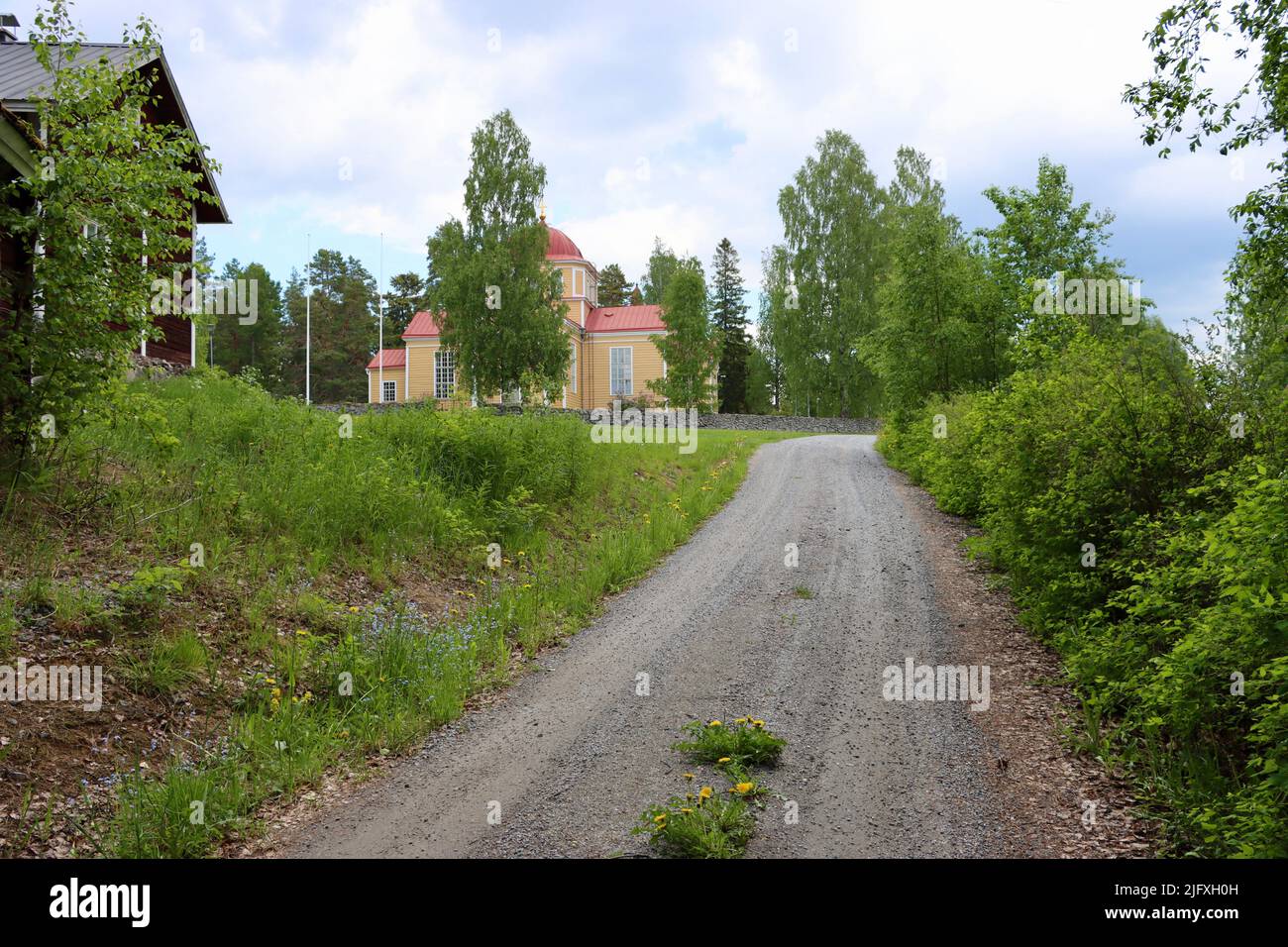 Strada sterrata che porta alla Chiesa di Uukuniemi nella Finlandia Orientale nel giugno 2022 Foto Stock