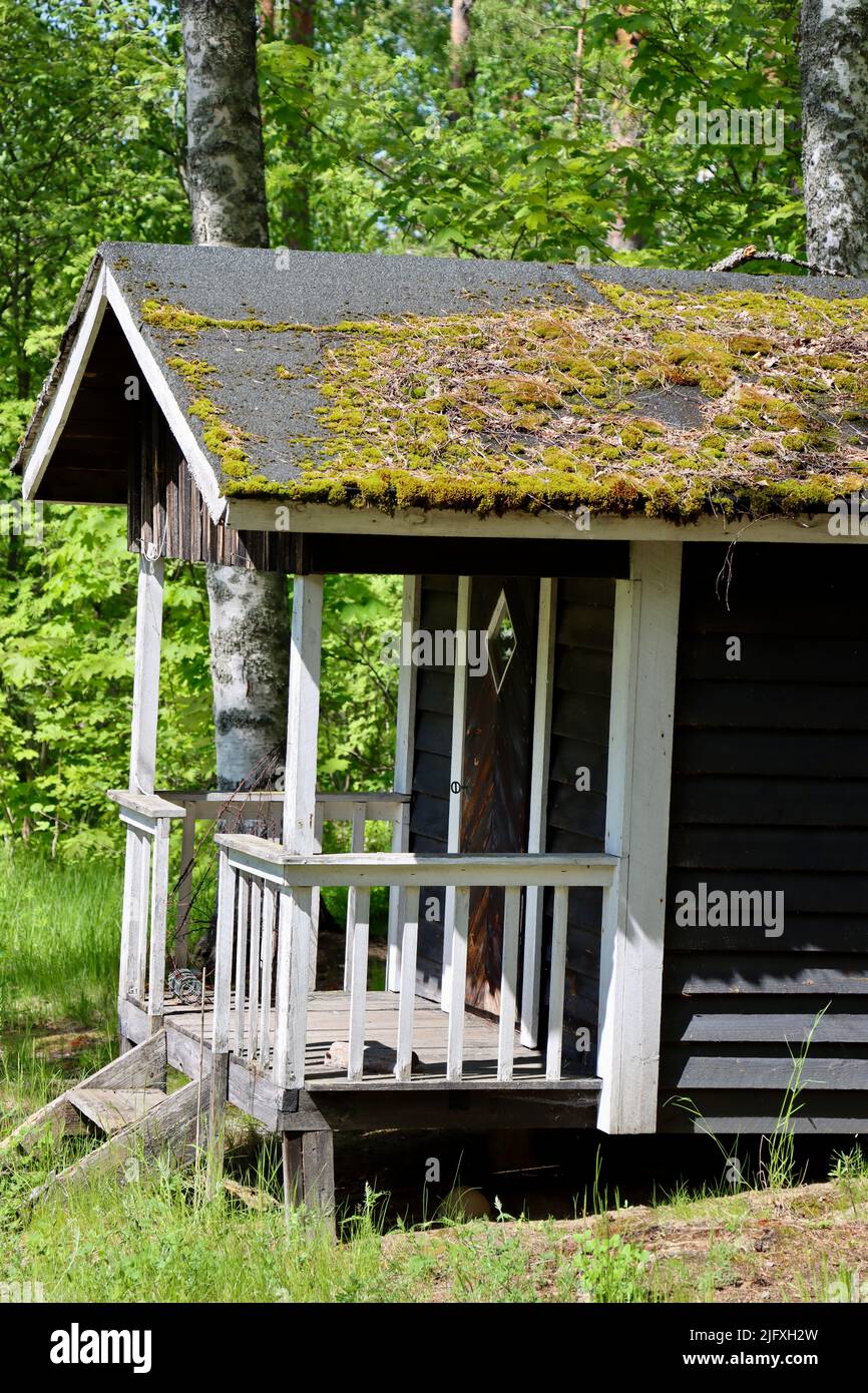 Piccolo cottage nella foresta di Uukuniemi nella Finlandia orientale nel giugno 2022 Foto Stock