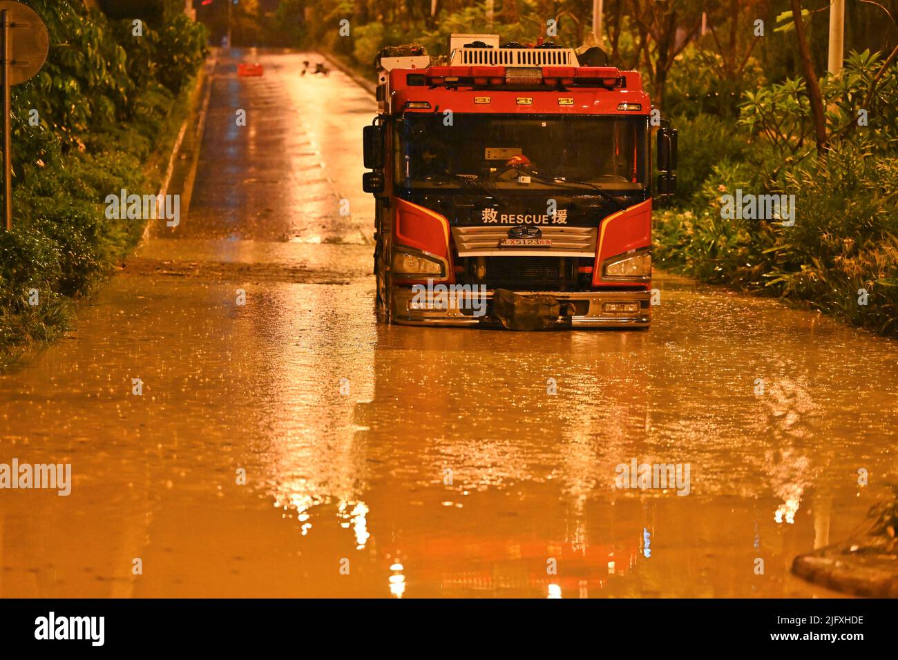 NANNING, CINA - 5 LUGLIO 2022 - i veicoli sono sommersi nell'acqua piovana a Nanning, nella regione autonoma di Guangxi Zhuang, Cina meridionale, 5 luglio 2022. La pioggia Foto Stock