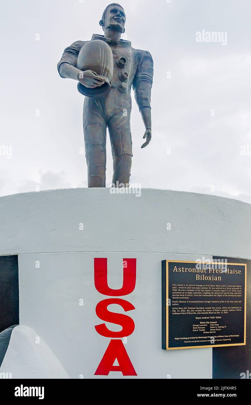 Una statua dell'astronauta Apollo 13 Fred Haise si affaccia sul faro di Biloxi, 4 luglio 2022, a Biloxi, Mississippi. Haise è un nativo di Biloxi. Foto Stock