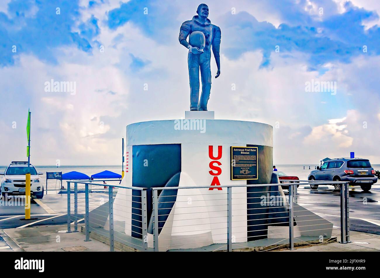 Una statua dell'astronauta Apollo 13 Fred Haise si affaccia sul faro di Biloxi, 4 luglio 2022, a Biloxi, Mississippi. Haise è un nativo di Biloxi. Foto Stock