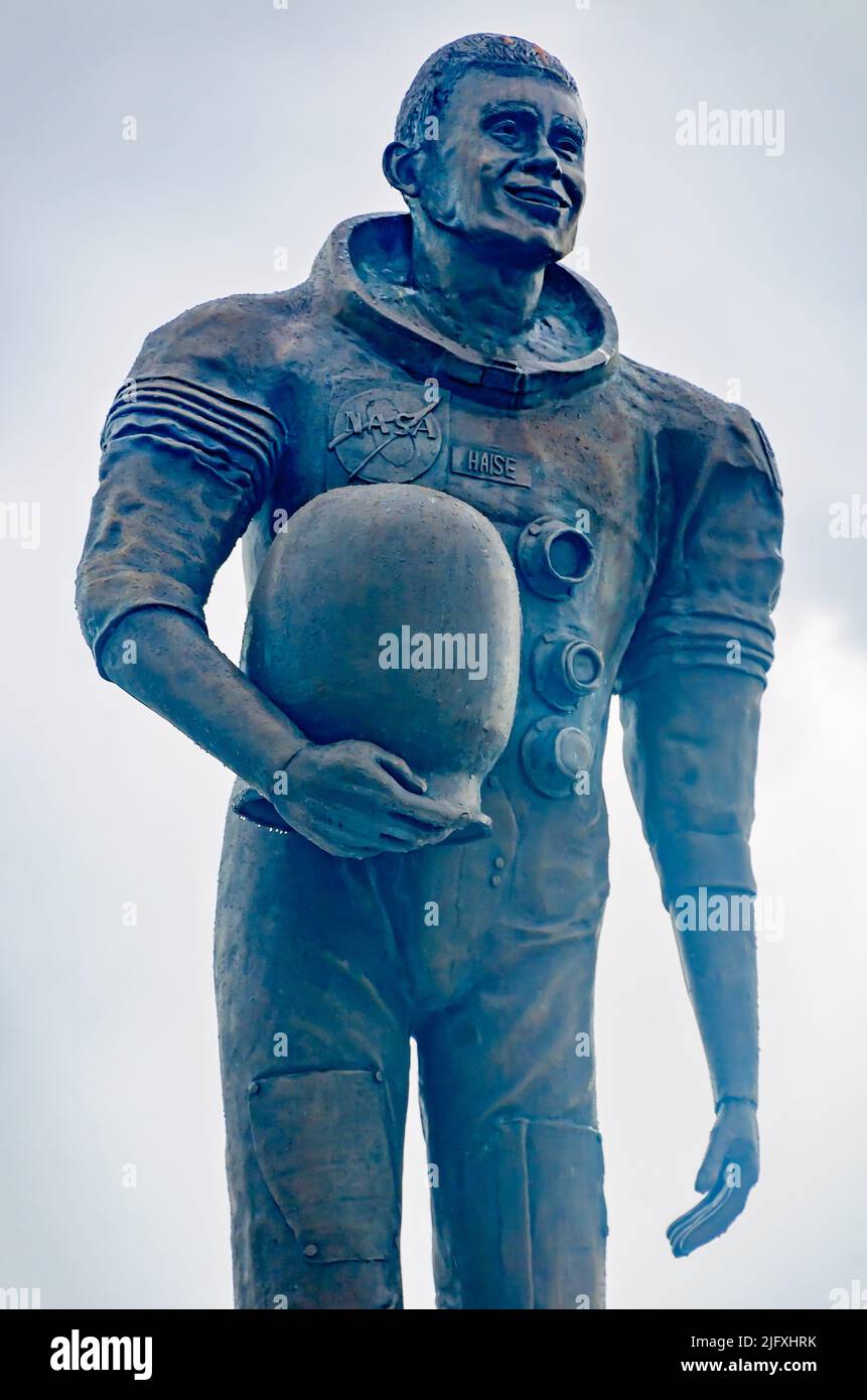 Una statua dell'astronauta Apollo 13 Fred Haise si affaccia sul faro di Biloxi, 4 luglio 2022, a Biloxi, Mississippi. Haise è un nativo di Biloxi. Foto Stock