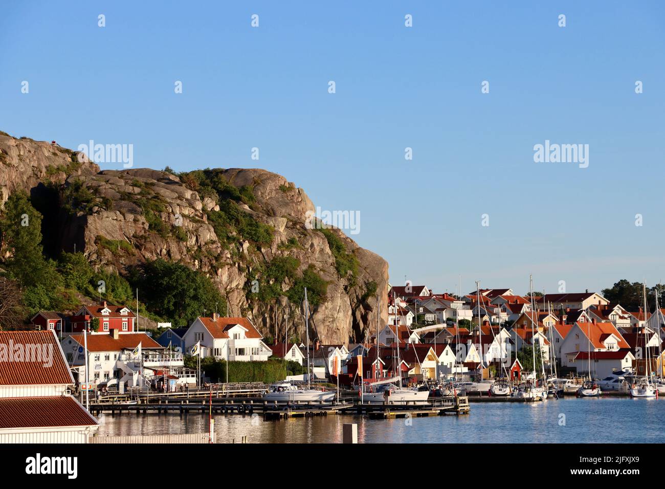 Porto e villaggio di Fjällbacka nel giugno 2022 Foto Stock