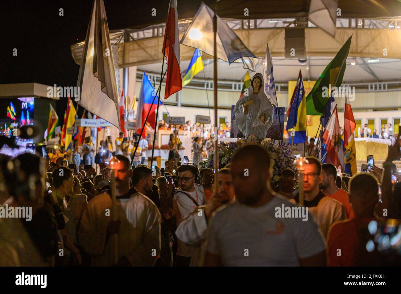 Una processione con la statua della Vergine Maria la Regina della Pace dopo la Santa Messa durante Mladifest – la festa della gioventù – a Medjugorje. Foto Stock