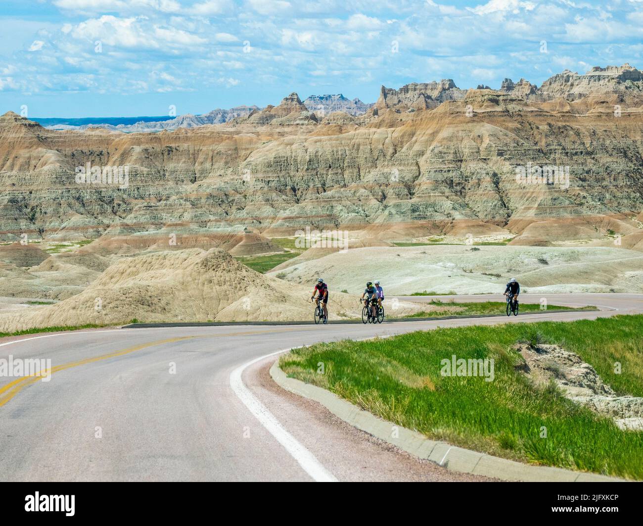 Motociclisti sulla Loop Road nel Badlands National Park nel South Dakota USA Foto Stock