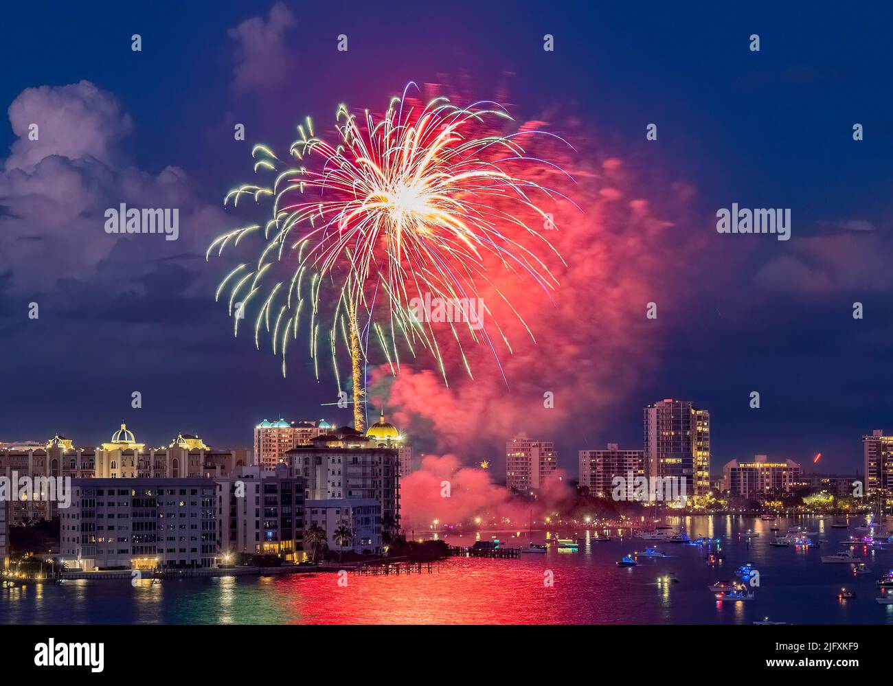 Fuochi d'artificio il 4 luglio da Bayfront Park sopra Sarasota Florida USA Foto Stock