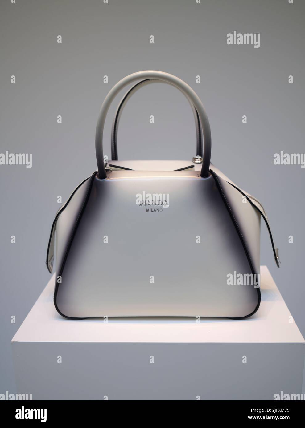 Vetrina della borsa Prada Bologna Italy Foto Stock