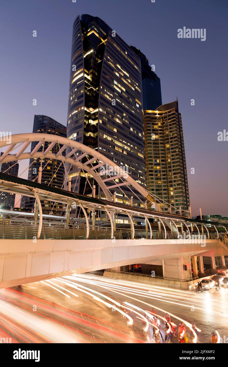 La stazione BTS di Chong Nongsi durante l'ora di punta si trova su Sathorn Road nel quartiere finanziario di Bangkok, in Thailandia, durante l'ora di punta. Foto Stock