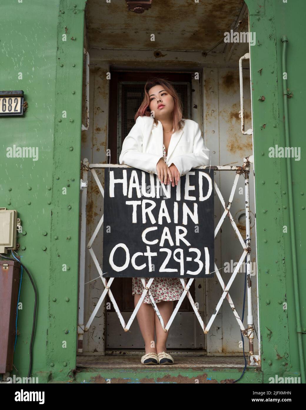 Ritratto di bella giovane donna sulla parte posteriore di un treno infestato | treno di Halloween Foto Stock