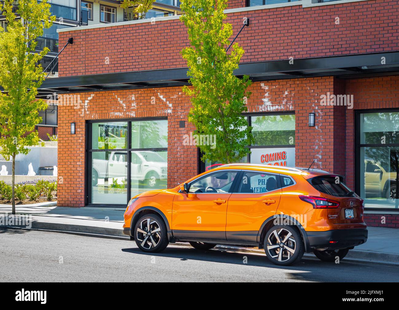 Popolare nuovo incrocio di auto offroad parcheggiato su una strada. Colore arancione metallizzato SUV giapponese Nissan X-Trail, trazione 4x4 All Wheel-Giugno 24,2022-Vancouver BC Foto Stock