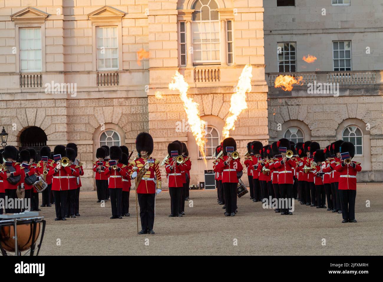 Londra, Regno Unito. 5th luglio 2022. Il "Musical Spectacular" dell'Esercito britannico celebra la Regina e il Commonwealth sulla Parata delle Guardie a Cavallo Londra il Capo dello Stato maggiore, il generale Sir Patrick Sanders ha preso il saluto. Centocinquanta bambini del Commonwealth Youth Choir, accompagnati dalle band massaggiate, hanno eseguito "A Song for the Commonwealth", la musica è stata eseguita dalle band massaggiate della Household Division Credit: Ian Davidson/Alamy Live News Foto Stock