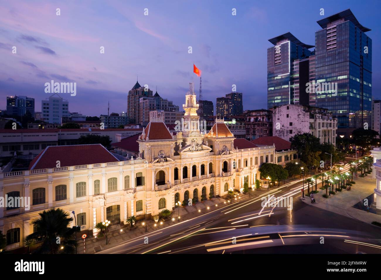 Ho Chi Minh City Hall o Hotel de Ville de Saigon è stato costruito nel 1902-1908 in stile coloniale francese per l'allora città di Saigon. È stato rinominato dopo Foto Stock