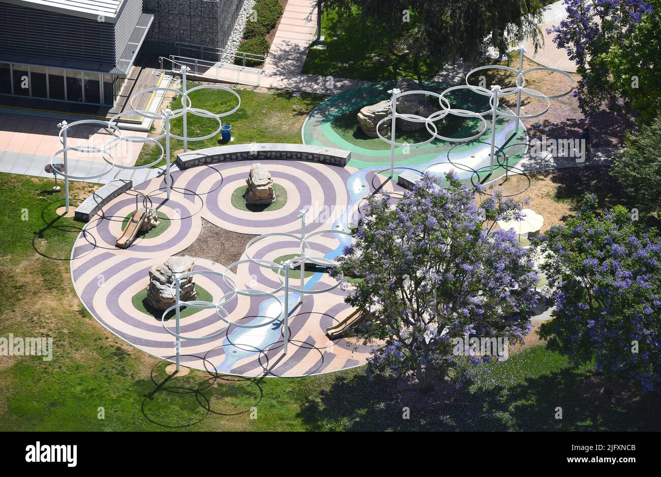 IRVINE, CALIFORNIA - 2 GIU 2022: Vista aerea del parco giochi presso il Centro visitatori nel Parco Grande della contea di Orange. Foto Stock