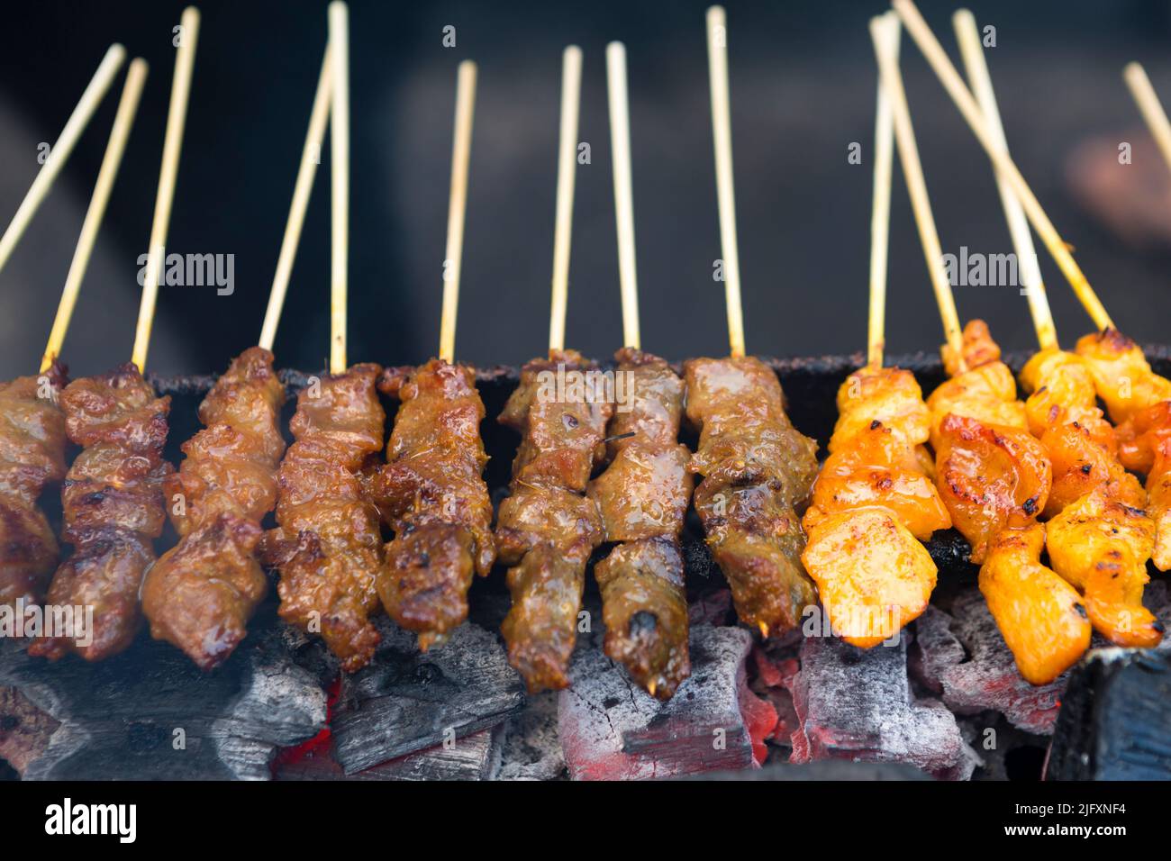 Il satay o il sate di pollo e manzo e' una cucina Malese favorita situata in Jalan Alor, una famosa strada alimentare del mercato notturno situata in Bukit Bintang, Kual Foto Stock