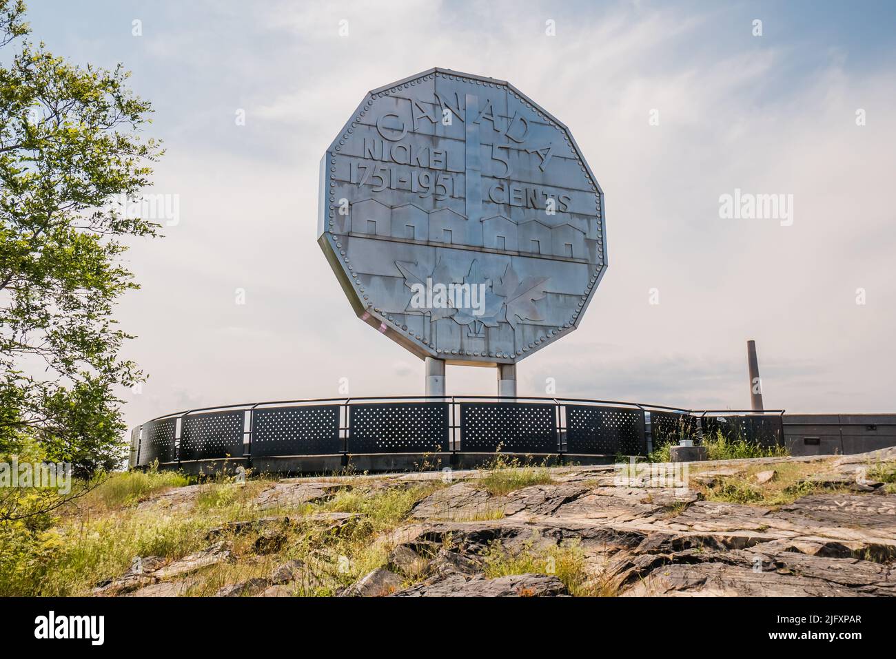 Il Big Nickel è una replica di nove metri di un nickel canadese del 1951, che si trova nei terreni del museo della scienza della Terra dinamica a Greater Sudbury, Ontar Foto Stock