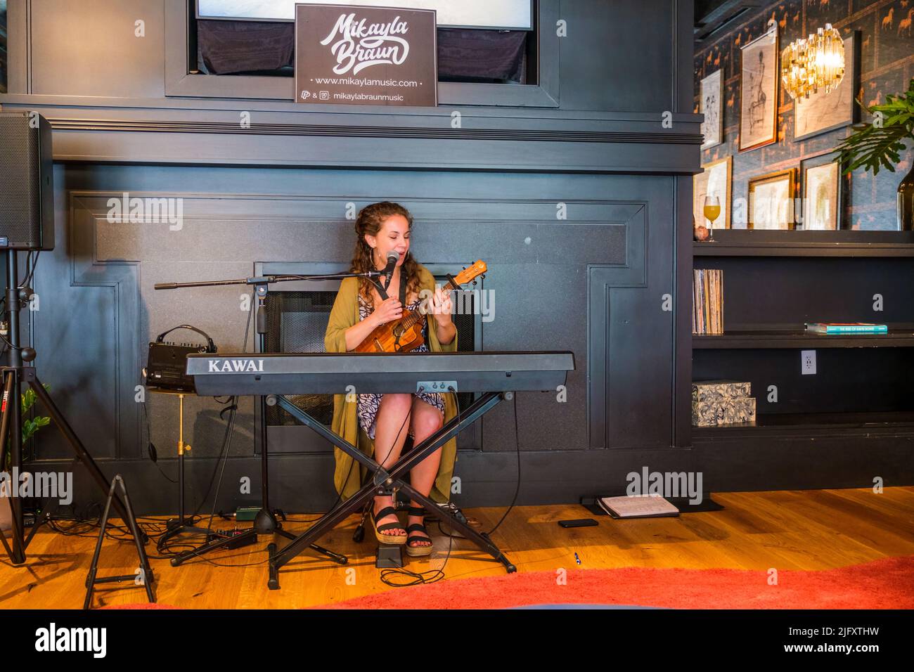 NEW ORLEANS, LA, USA - 10 APRILE 2022: Mikayla Braun canta e suona un ukulele mentre si esibisce gratuitamente al Commons Club del Virgin Hotel Foto Stock