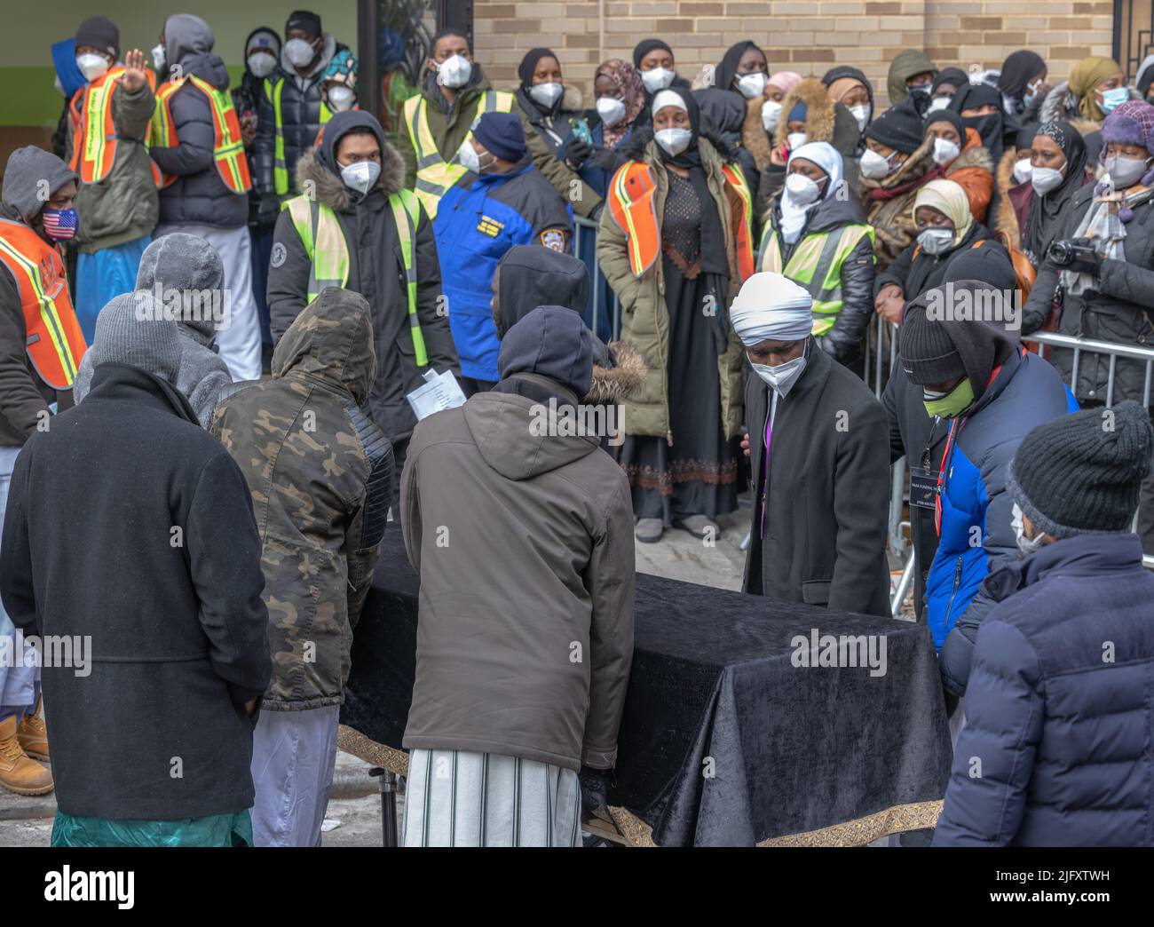 IL BRONX, N.Y. – 16 gennaio 2022: I portatori di cazzo arrivano al Centro Culturale Islamico prima di un funerale per le vittime di un incendio di appartamento Bronx del 2022. Foto Stock