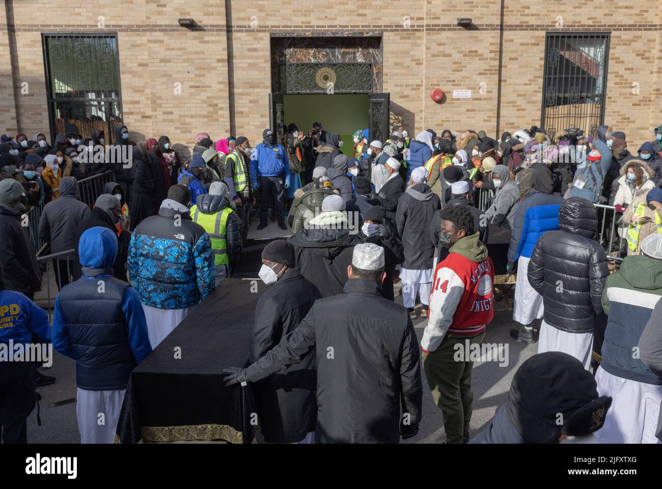 IL BRONX, N.Y. – 16 gennaio 2022: I portatori di cazzo arrivano al Centro Culturale Islamico prima di un funerale per le vittime di un incendio di appartamento Bronx del 2022. Foto Stock