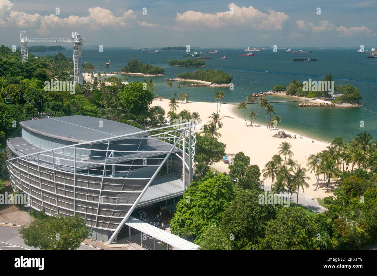 Le spiagge dell'Isola di Sentosa da sopra Siloso Beach, Singapore, con un canale di trasporto molto trafficato oltre Foto Stock