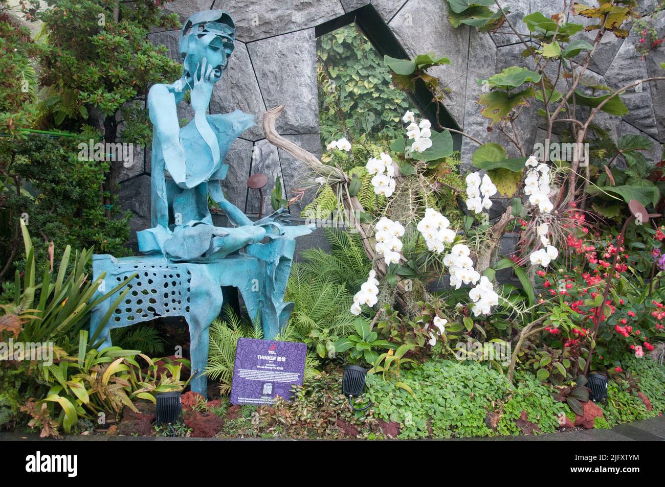Scultura all'interno del giardino dei fiori con clima mediterraneo presso Gardens by the Bay South, Singapore Foto Stock