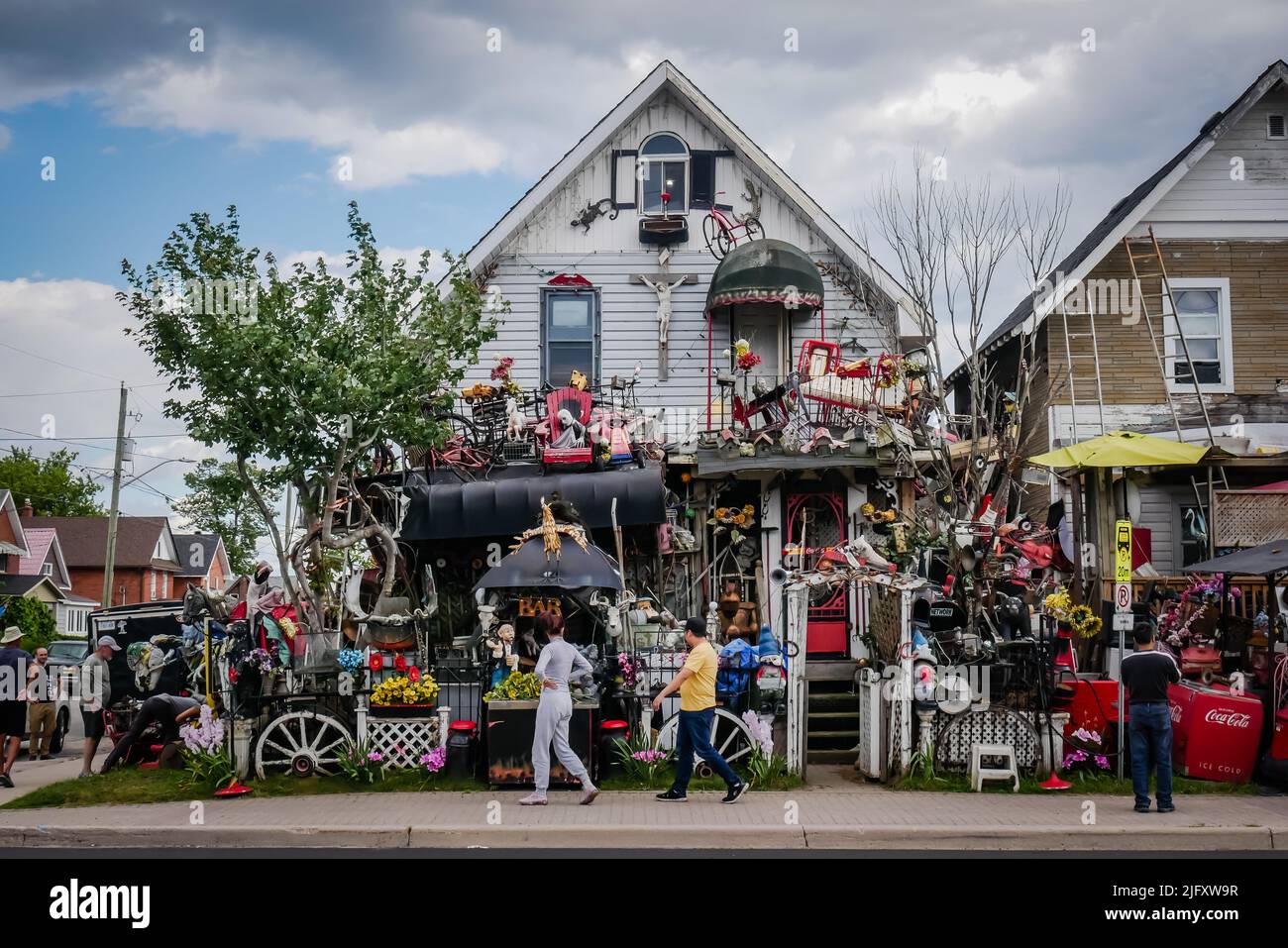 Casa pazza, decorata con spazzatura ripurposed, dall'artista Dan Seguin, su Casseels Street, North Bay, Ontario, Canada Foto Stock