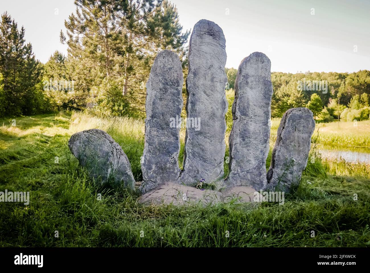 Le teste urlanti di Muskoka, Ontario, Canada, è un caso di mostra dell'artista Peter Camani sculture all'aperto su oltre 300 acri di proprietà Foto Stock