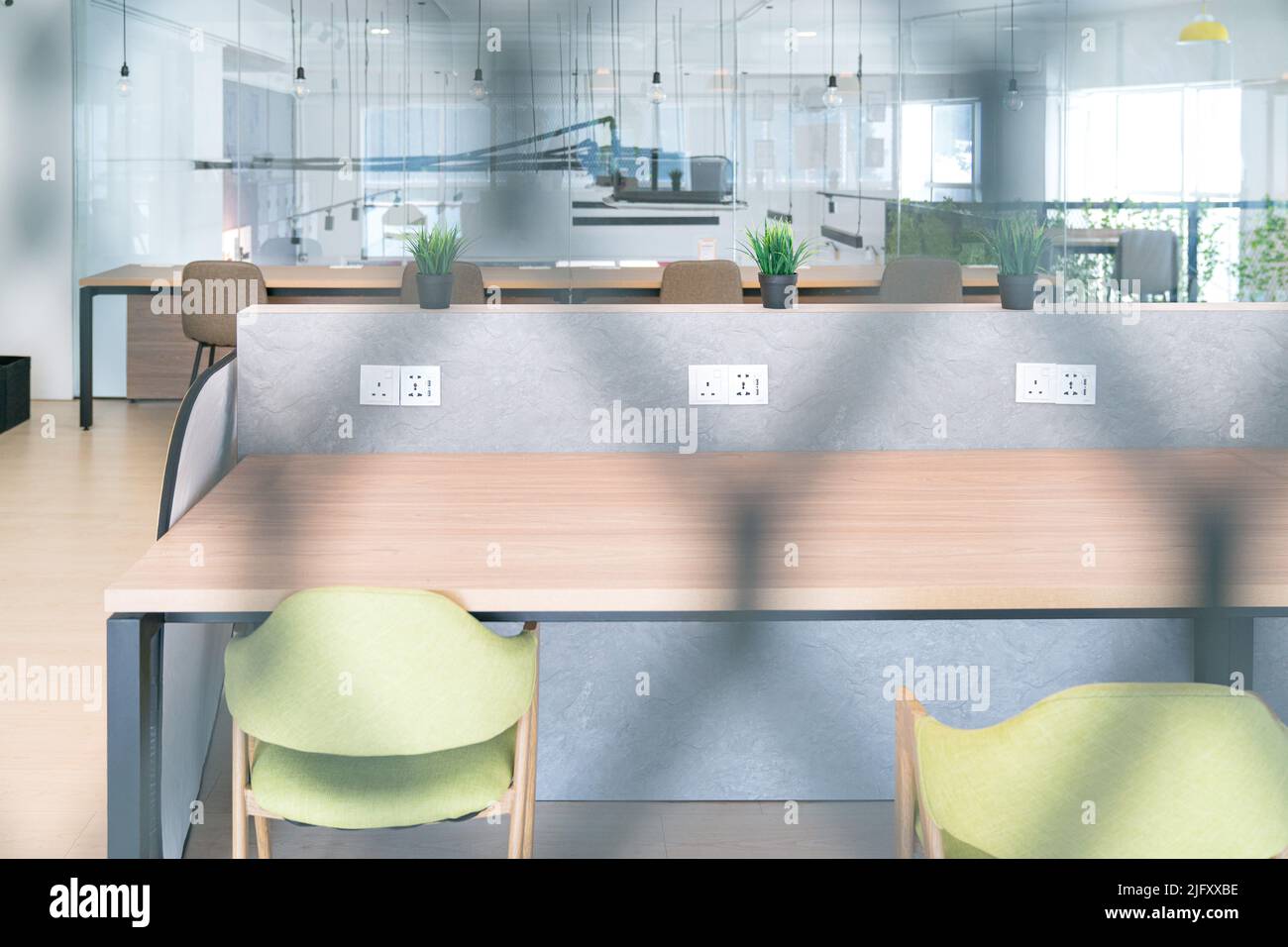Spazio di lavoro co con scrivania e sedie. Spazio ufficio aperto. Foto Stock