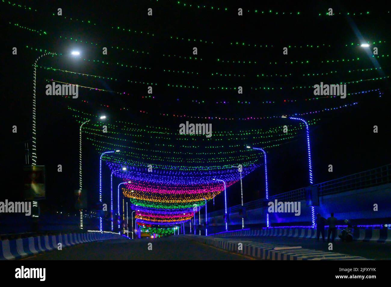 Kolkata, Bengala Occidentale, India - 24th Ottobre 2020 : illuminazione decorata di strada Kolkata di notte. Paesaggio urbano notturno. Foto Stock