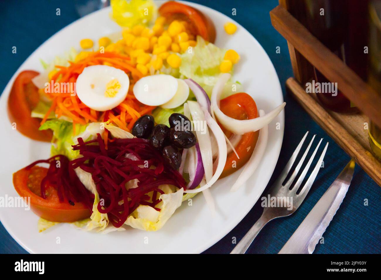 insalata con uova sode e verdure Foto Stock