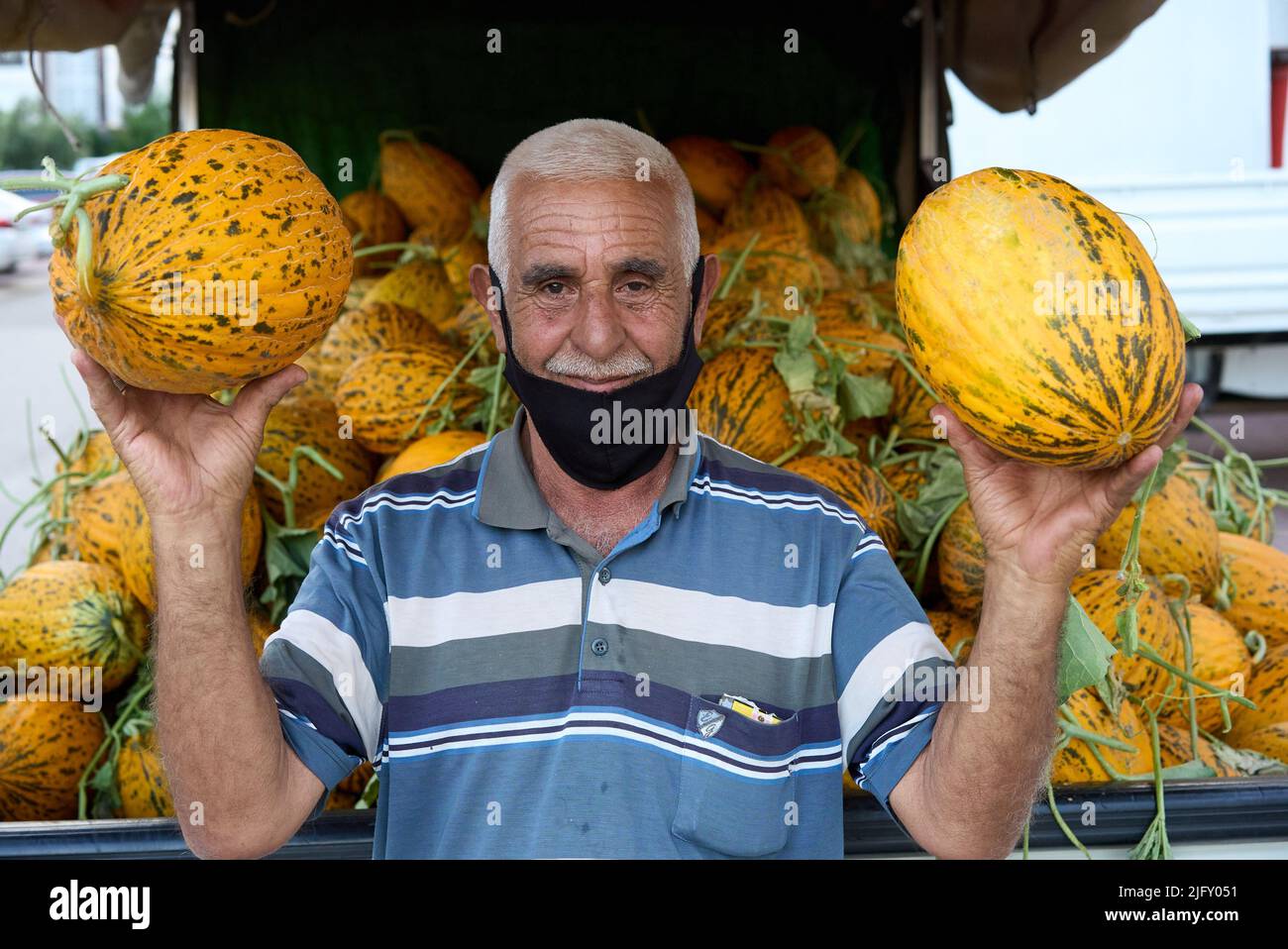 Antalya , TURCHIA - 30 giugno 2022 : Un verde turco che vende melone al mercato del venerdì di Antalya. Foto Stock