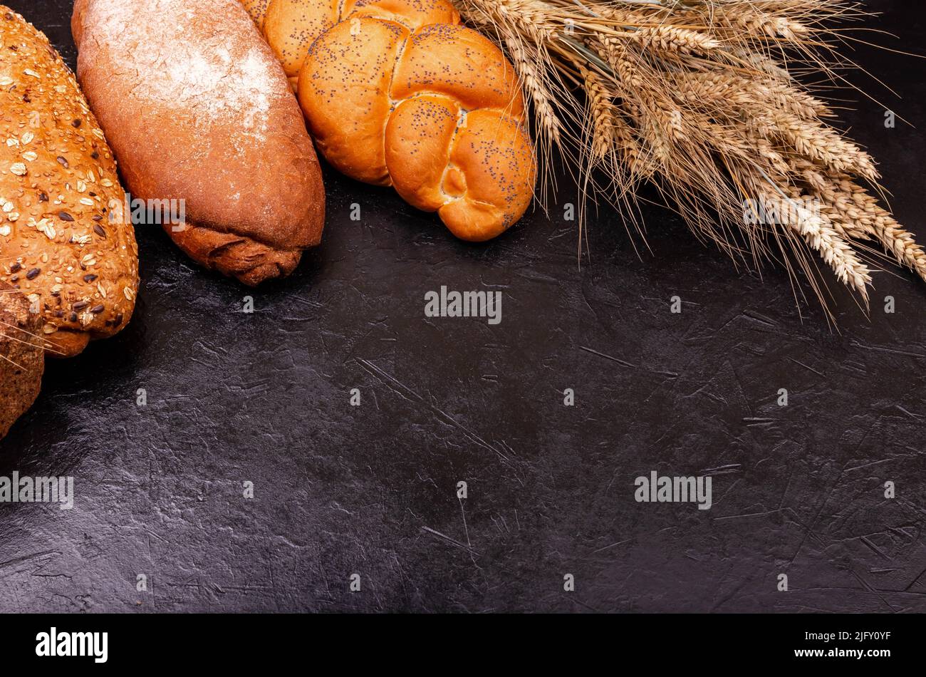 La gamma di diversi tipi di pane, dalla segale alla farina di grano. Foto Stock