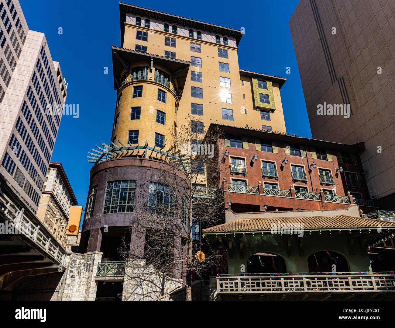 Architettura in stile sud-occidentale sul lungofiume, San Antonio, Texas, USA Foto Stock