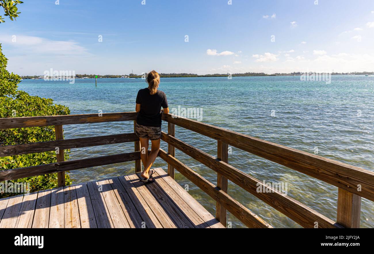 Hiker femminile su Sarasota Bay, Leffis Key Preserve, Bradenton Beach, Florida, USA Foto Stock