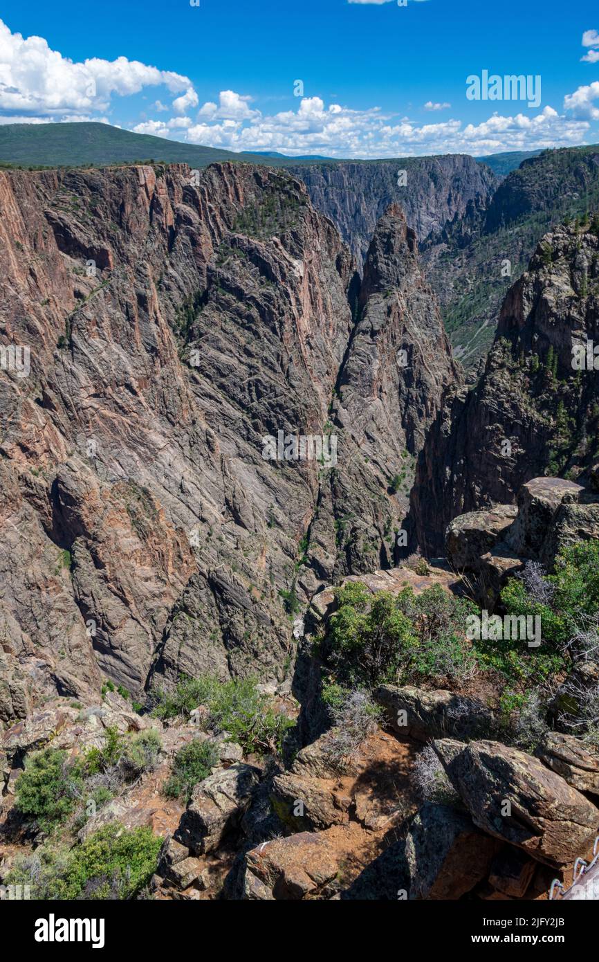 Pareti ripide e roccia nera caratterizzano il Black Canyon del Gunnison National Park Foto Stock