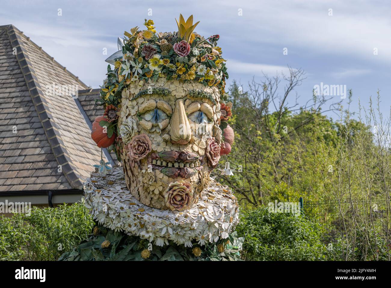 Scultura dell'artista Philip Haas, una testa formata da una collezione di verdure di stagione al RHS Royal orticultural Society Garden Harlow Carr Foto Stock