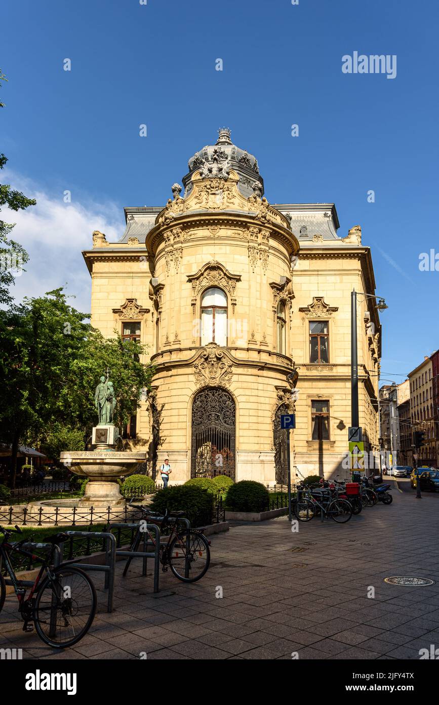 Il ramo principale della Biblioteca pubblica Szabo Ervin a Budapest, in Ungheria, con una fontana in memoria del Visconte Rothermere Foto Stock