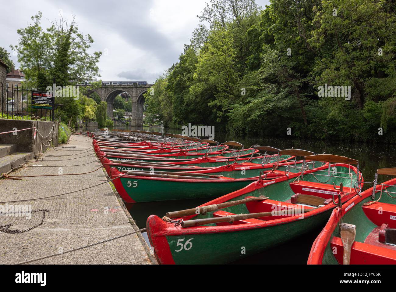 Barche a remi ormeggiate sul fiume Nidd a High Bridge a Knaresborough North Yorkshire, Regno Unito Foto Stock