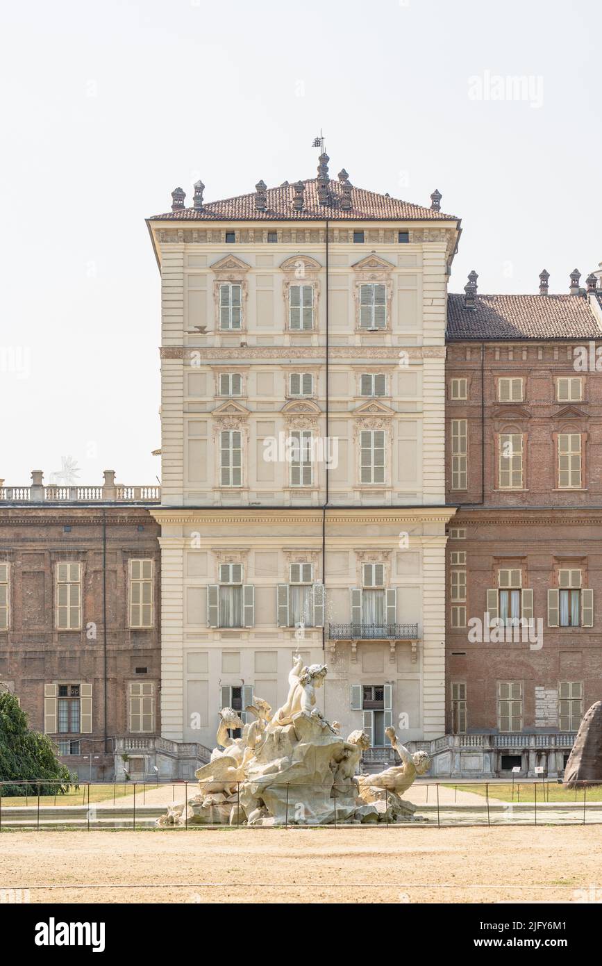 Torino, Italia. Giugno 17, 2022. Vista del Palazzo reale di Torino Casa di Savoia dai suoi giardini Foto Stock