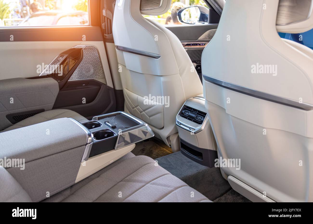 Nuovo modello di suv moderno e spazioso con interni auto di lusso in pelle. Foto Stock