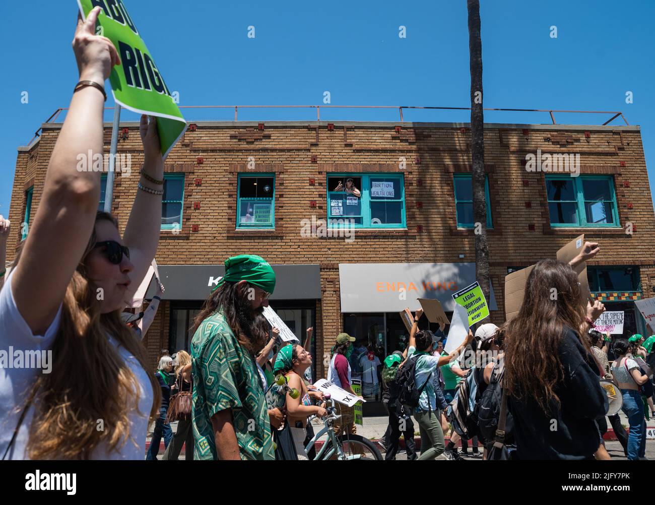 Sixth Street Viaduct, California, USA. 4th luglio 2022. Centinaia marciano attraverso Venice Beach, California, il 4 luglio per protestare contro la perdita dei diritti riproduttivi a livello nazionale. (Credit Image: © Raquel Natalicchio/ZUMA Press Wire) Foto Stock